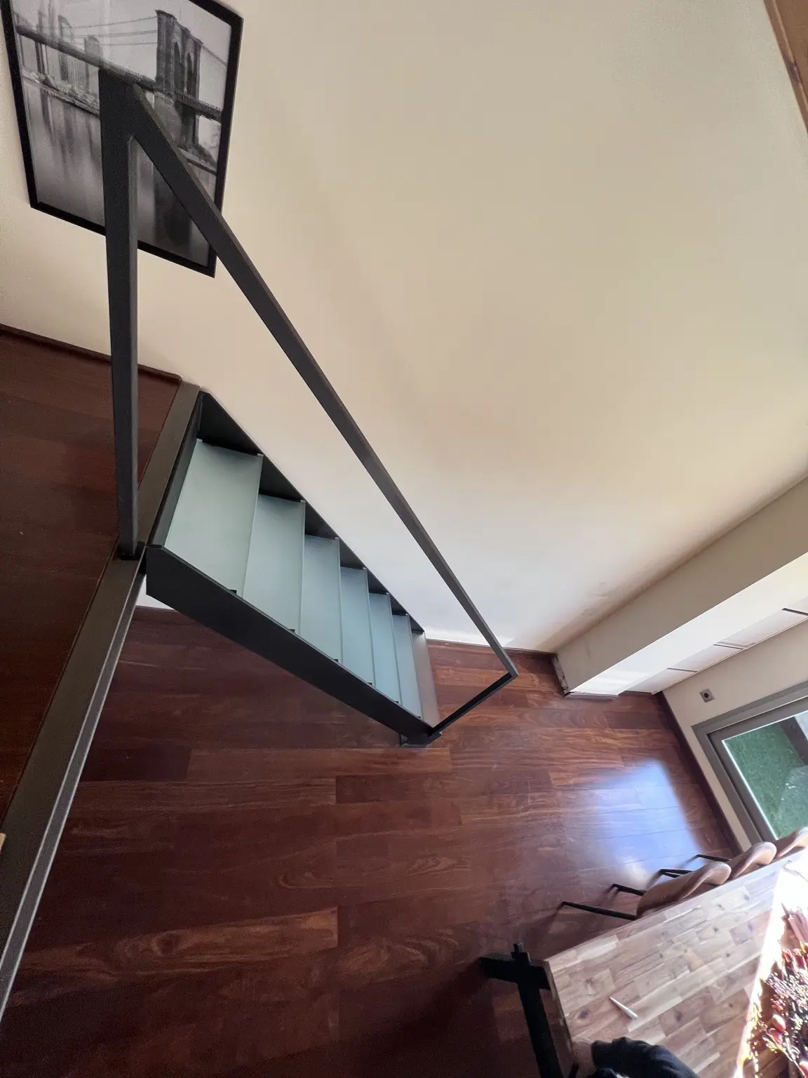 Escalera MANI con peldaños de cristal 10+10 antideslizante mate vista desde la planta inferior