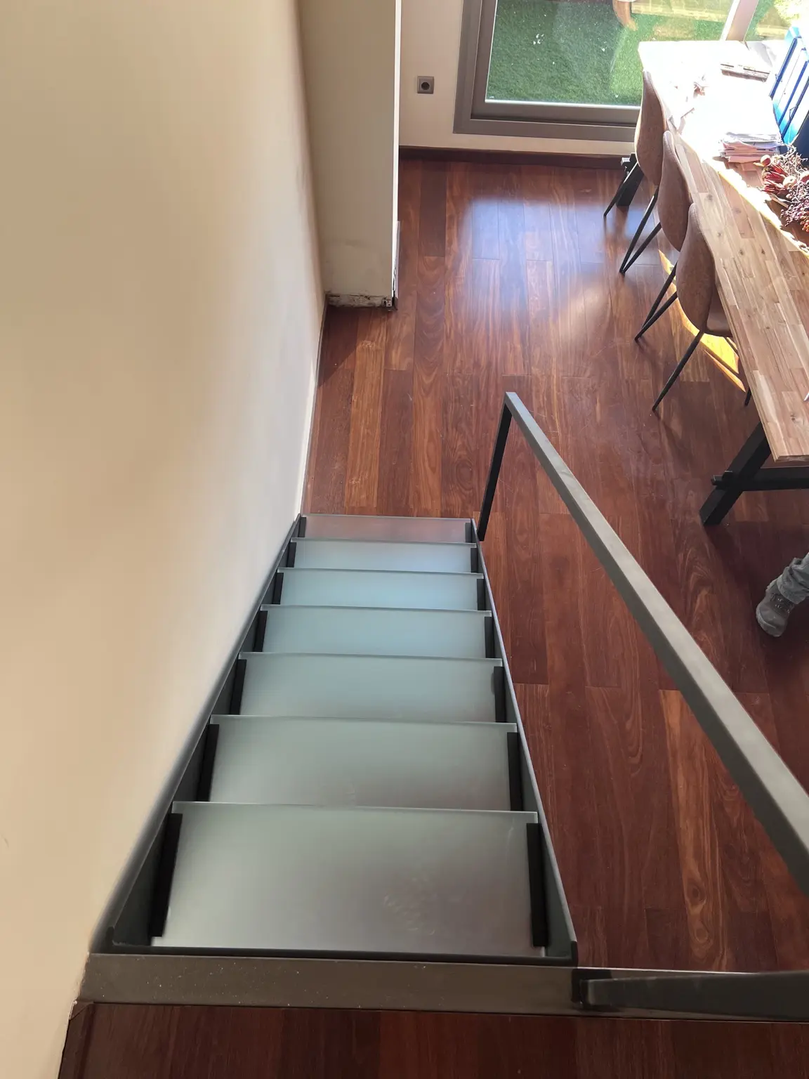 Escalera MANI con peldaños de cristal 10+10 antideslizante mate vista desde arriba